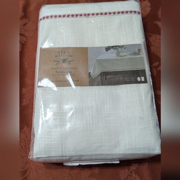 Bee and Willow Snowflake Embroidery Tablecloth 60 x 84 Oblong/Oval tables - Picture 1 of 7